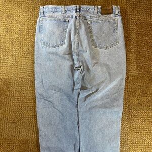 Vintage distressed Wrangler light blue jeans with relax fit